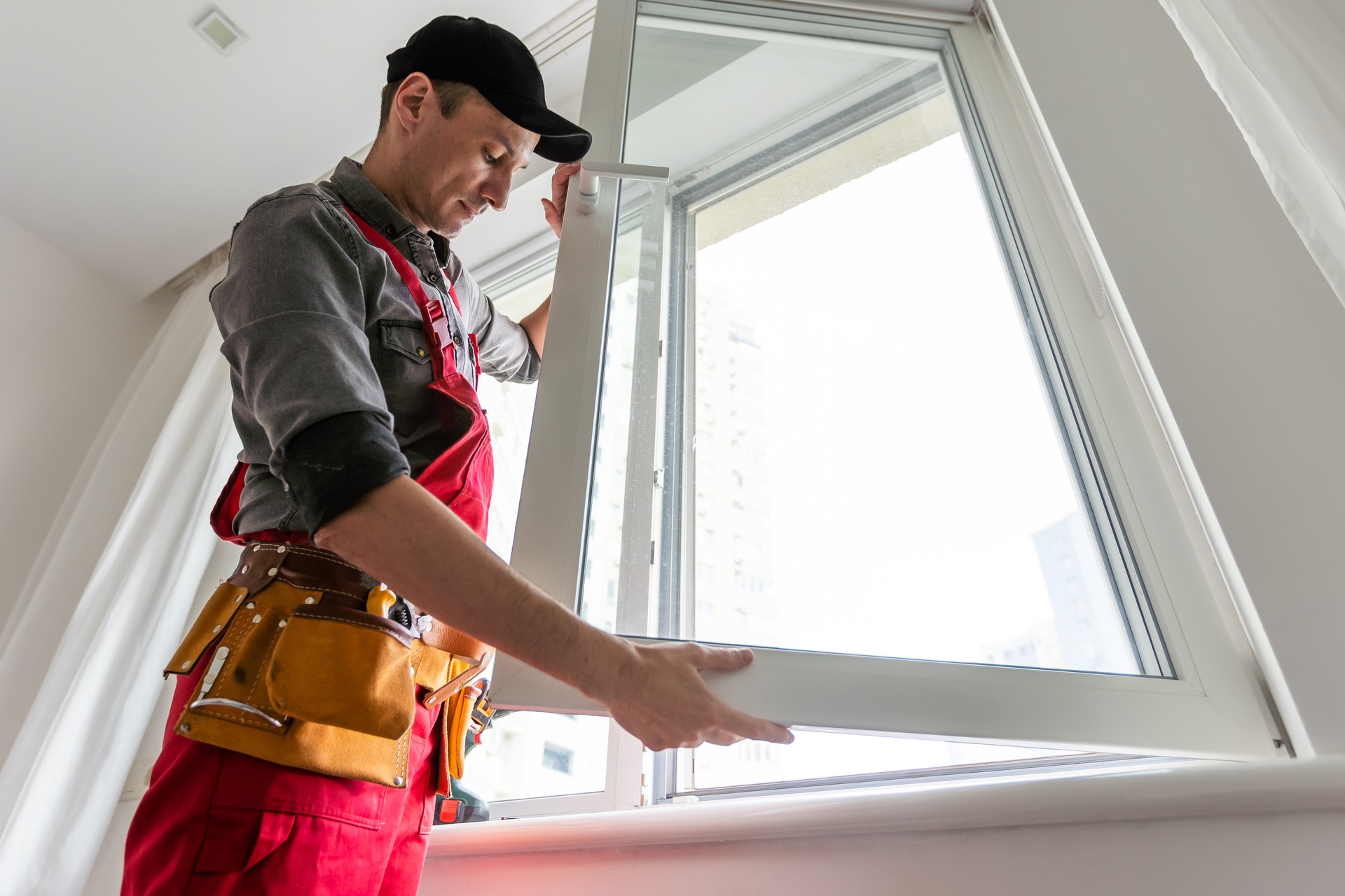 Artisan qui installe une fenêtre avec double vitrage